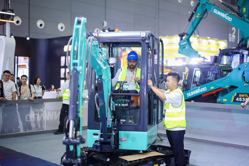 2025 CICEE | 龙8头号玩家智能实力闪灼2025长沙国际工程机械展