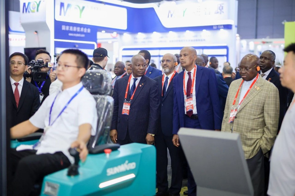 2025 CICEE | 龙8头号玩家智能实力闪灼2025长沙国际工程机械展