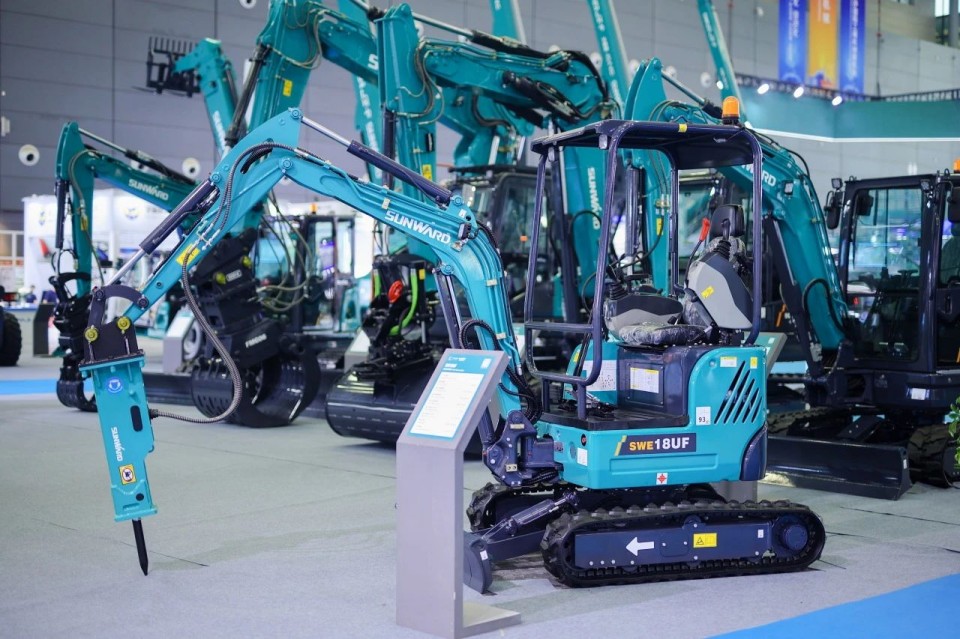 2025 CICEE | 从简单工具迈向多元化解决计划，，，，，，，，龙8头号玩家智能泛起非凡挖掘机风范