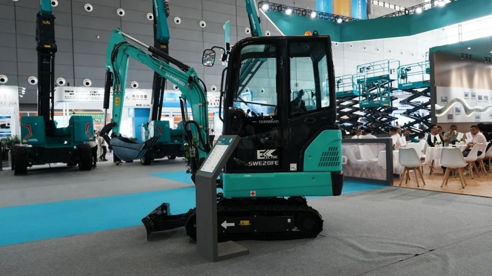 2025 CICEE | 从简单工具迈向多元化解决计划，，，，，，，，龙8头号玩家智能泛起非凡挖掘机风范