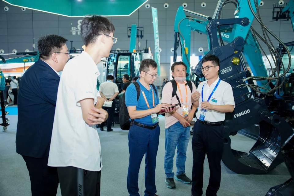 2025 CICEE | 从简单工具迈向多元化解决计划，，，，，，，，龙8头号玩家智能泛起非凡挖掘机风范