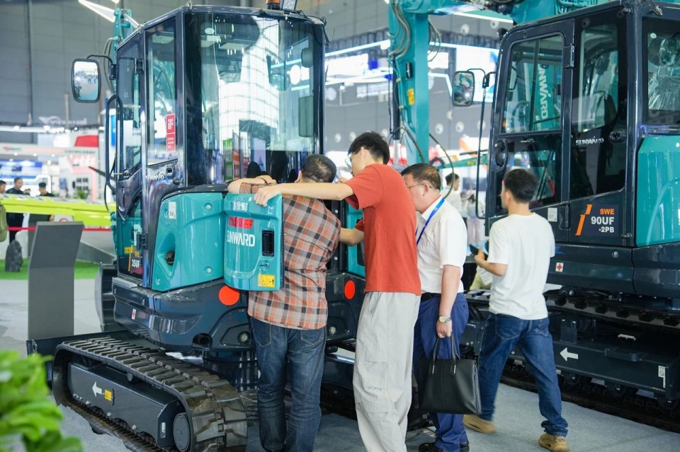 2025 CICEE | 从简单工具迈向多元化解决计划，，，，，，，，龙8头号玩家智能泛起非凡挖掘机风范