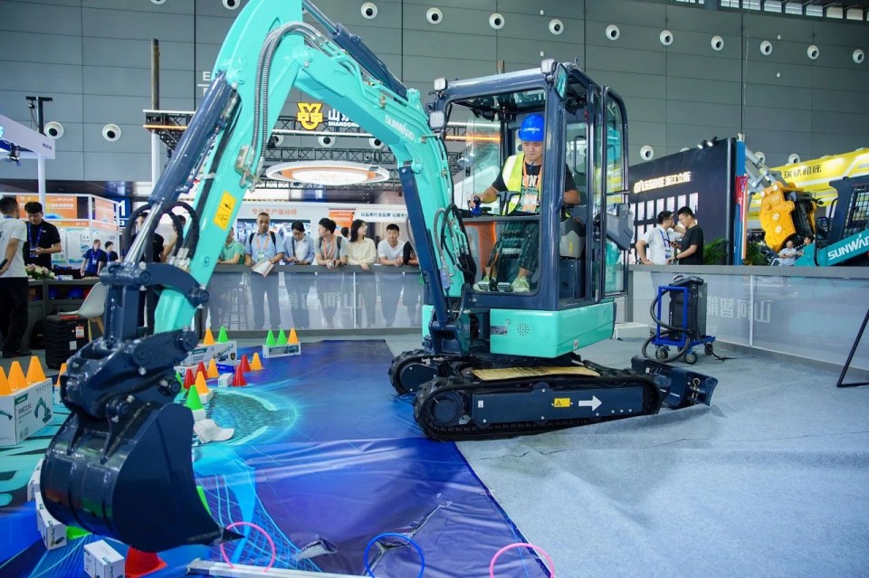 2025 CICEE | 从简单工具迈向多元化解决计划，，，，，，，，龙8头号玩家智能泛起非凡挖掘机风范