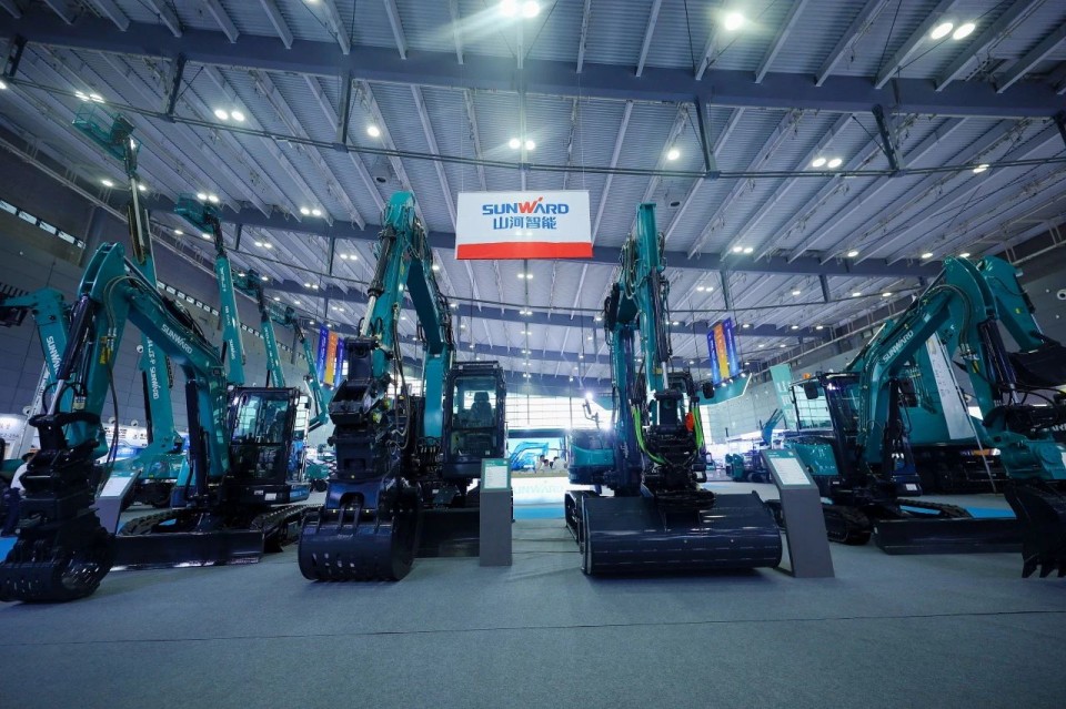 2025 CICEE | 从简单工具迈向多元化解决计划，，，，，，，，龙8头号玩家智能泛起非凡挖掘机风范