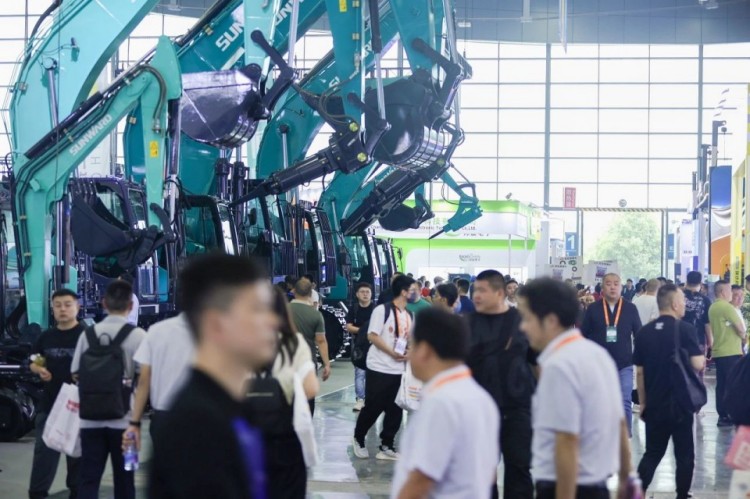 2025 CICEE | 打造极致精品化，，，，，，，龙8头号玩家智能挖掘机“圈粉”长沙展