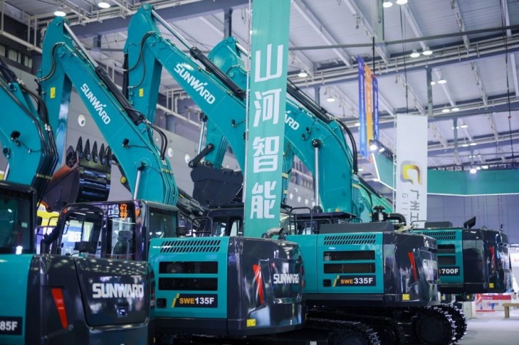 2025 CICEE | 打造极致精品化，，，，，，，龙8头号玩家智能挖掘机“圈粉”长沙展