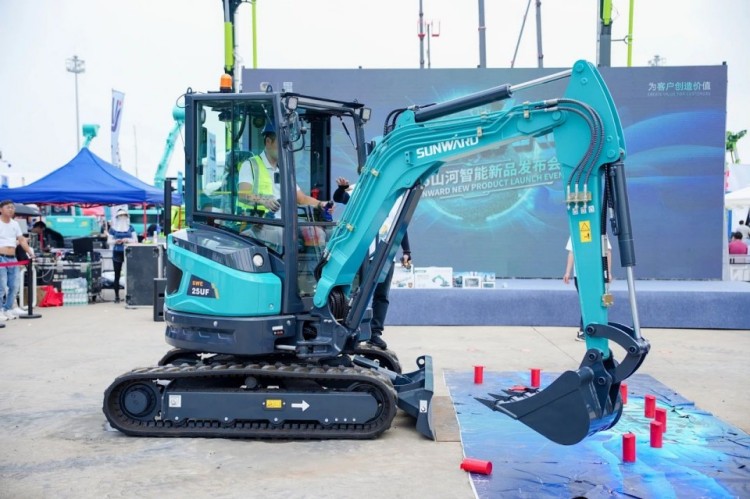 2025 CICEE | 打造极致精品化，，，，，，，龙8头号玩家智能挖掘机“圈粉”长沙展
