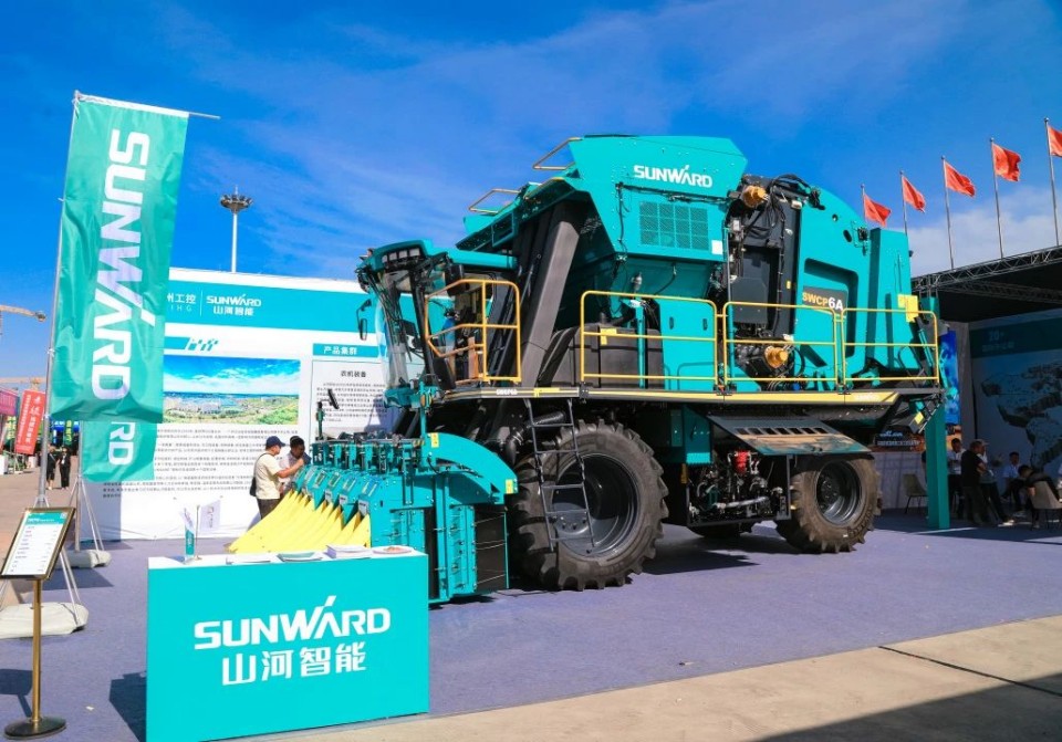 龙8头号玩家智能亮相2025新疆国际农业机械展览会