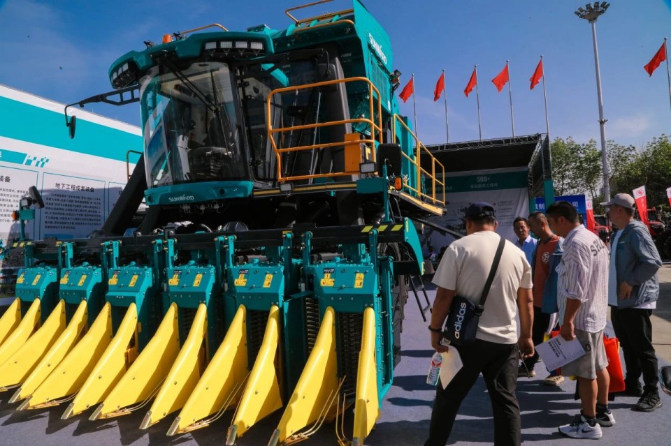 龙8头号玩家智能亮相2025新疆国际农业机械展览会