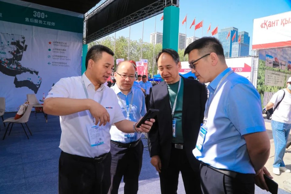 龙8头号玩家智能亮相2025新疆国际农业机械展览会