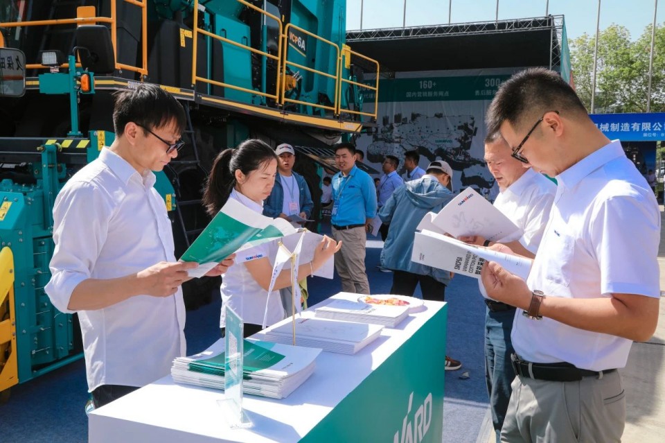 龙8头号玩家智能亮相2025新疆国际农业机械展览会