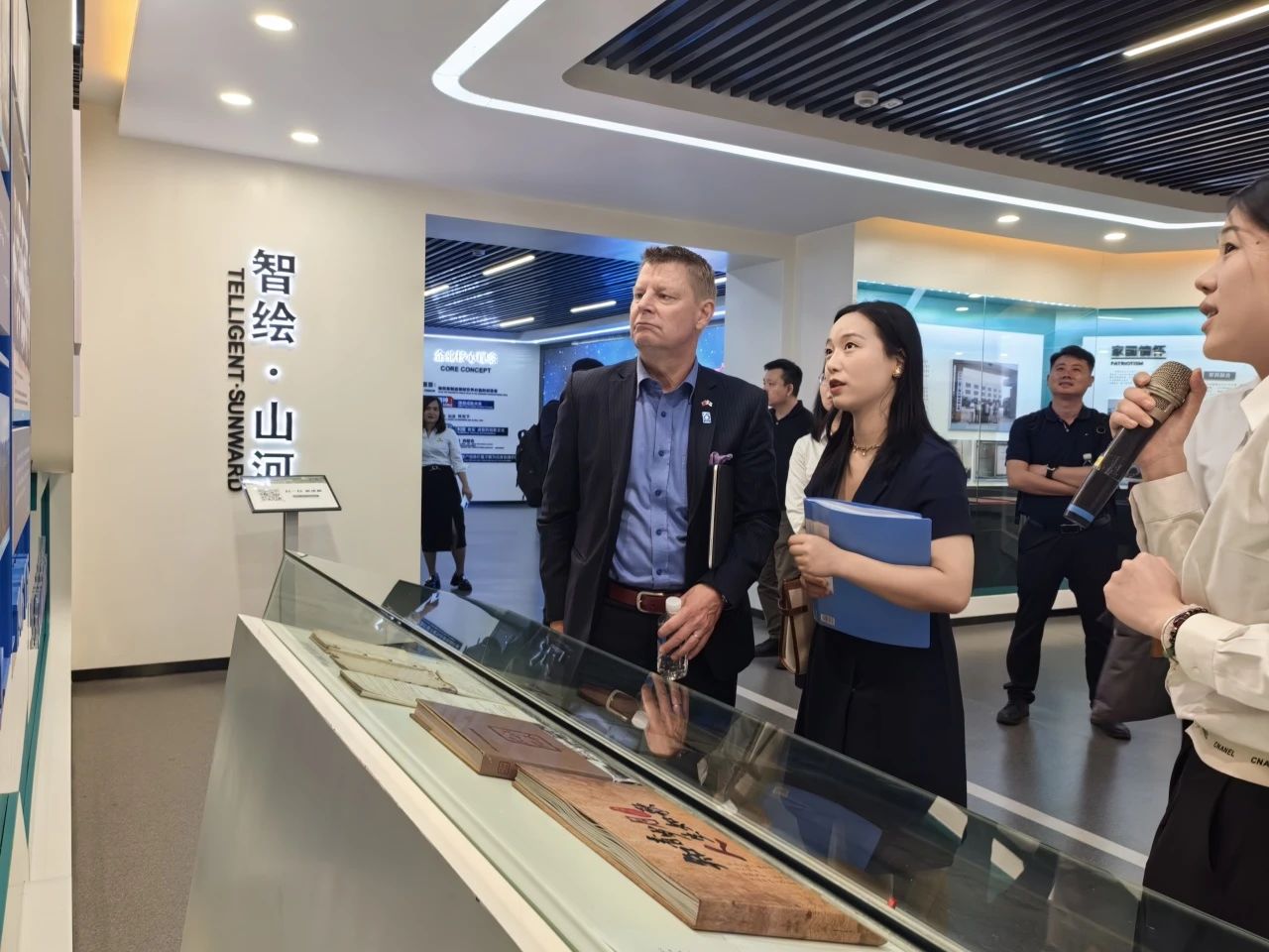 芬兰驻华大使馆商务参赞到访龙8头号玩家智能