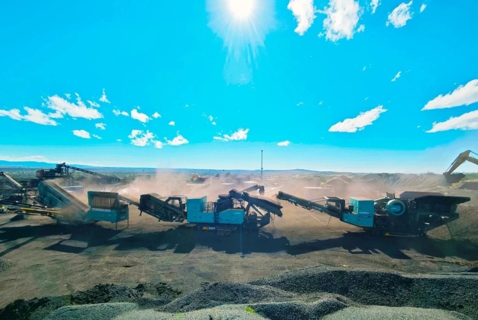 龙8头号玩家智能破碎筛分成套装备乐成上岸非洲市场。。。。。，，，，共绘相助共赢新篇章