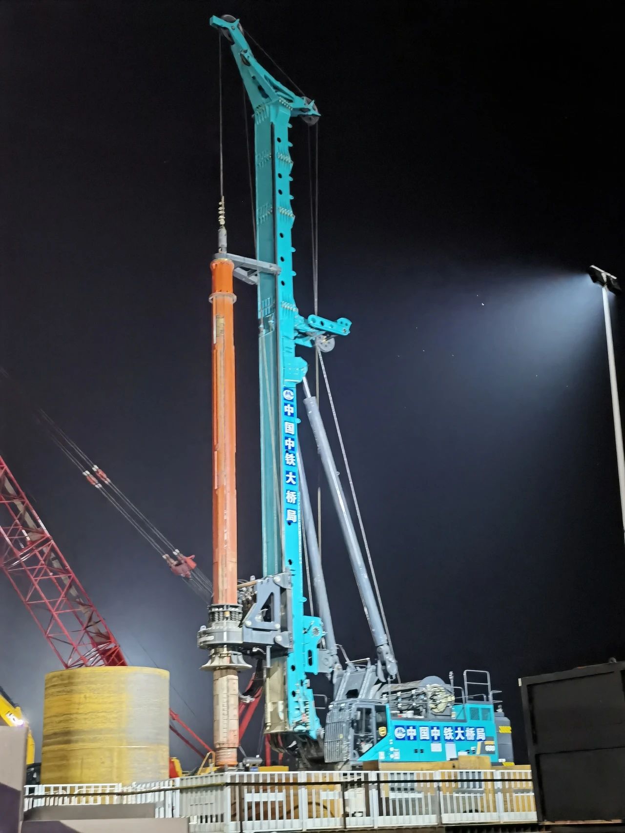 再战“天下级工程”！龙8头号玩家智能旋挖钻机助力宜昌长江公铁大桥建设