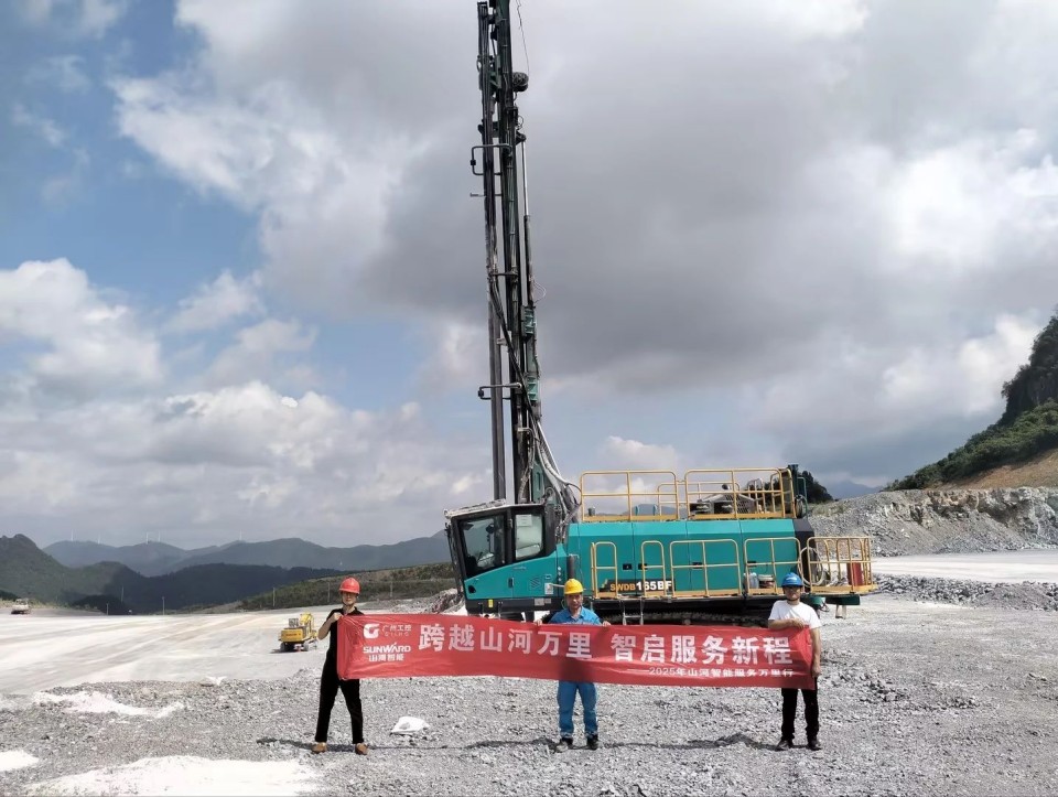 跨越龙8头号玩家万里 智启效劳新程——龙8头号玩家矿岩“效劳万里行”活动走进海螺水泥