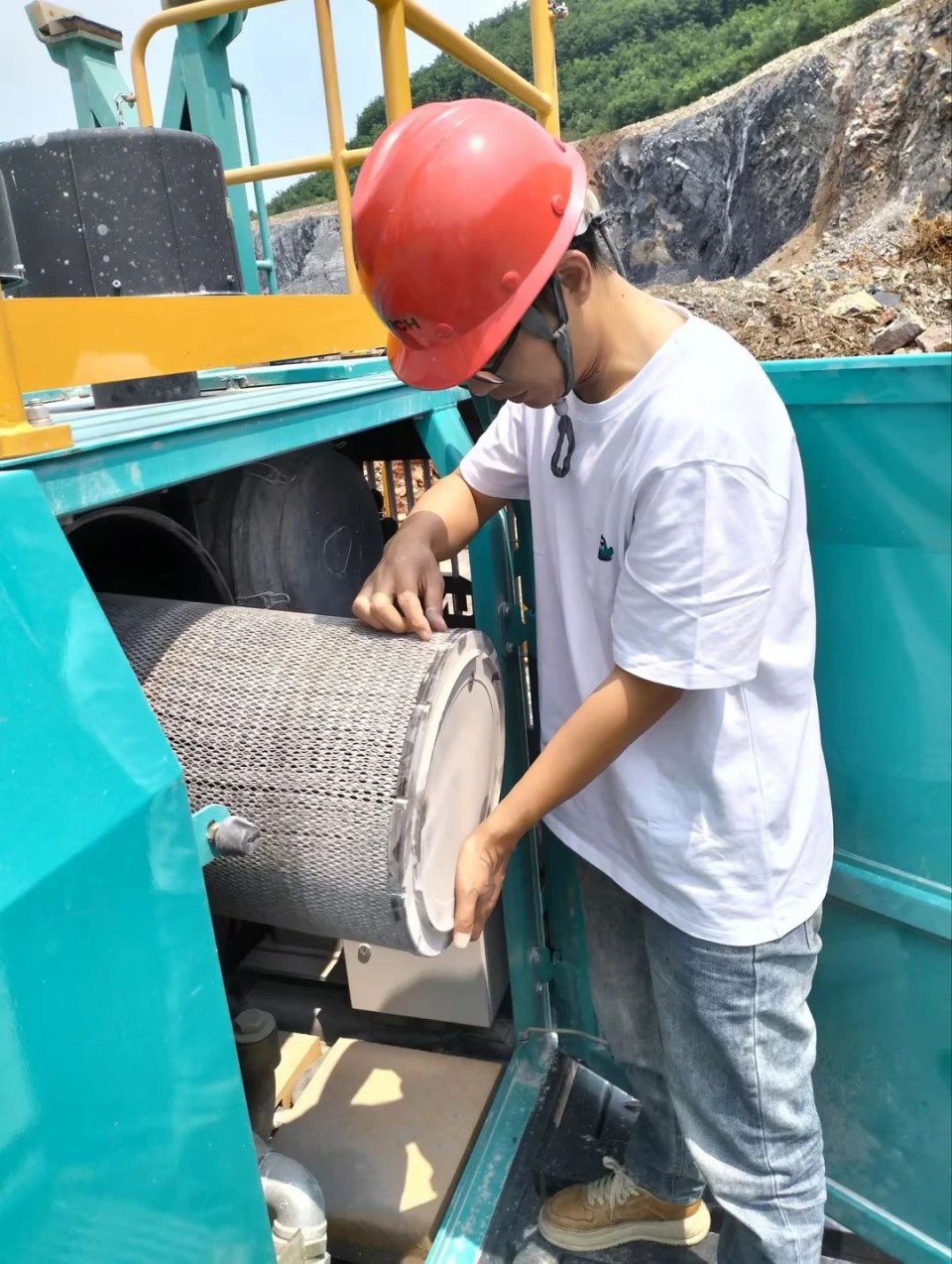 跨越龙8头号玩家万里 智启效劳新程——龙8头号玩家矿岩“效劳万里行”活动走进海螺水泥