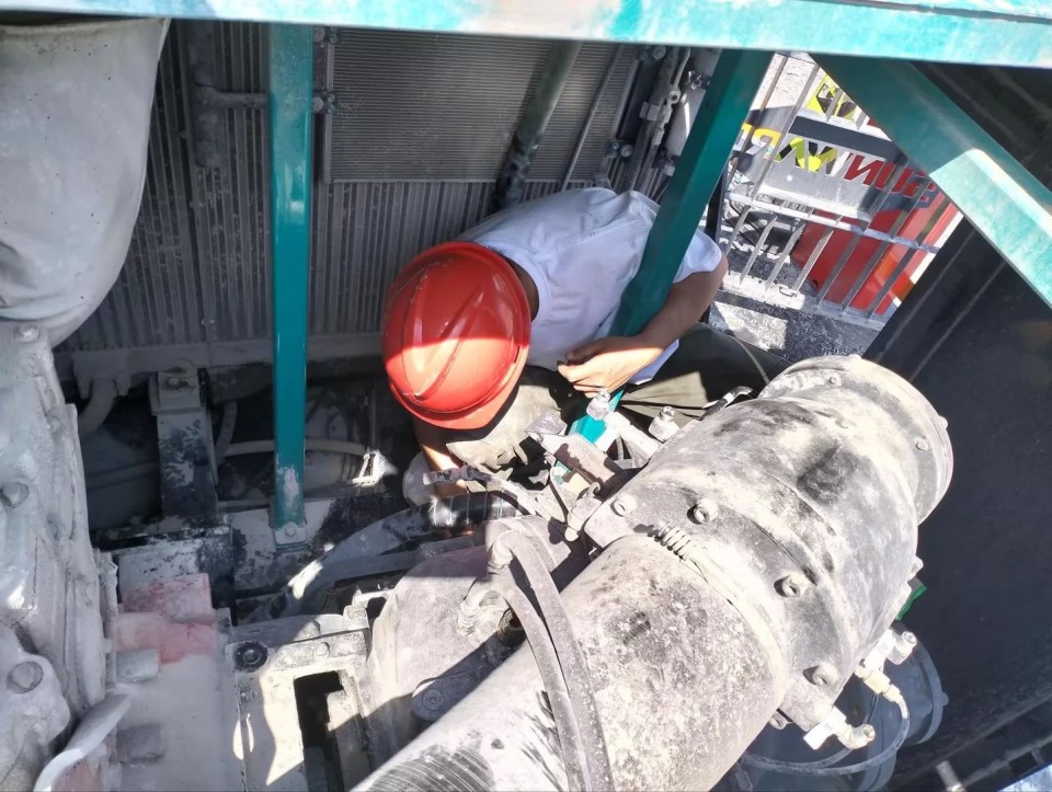 跨越龙8头号玩家万里 智启效劳新程——龙8头号玩家矿岩“效劳万里行”活动走进海螺水泥