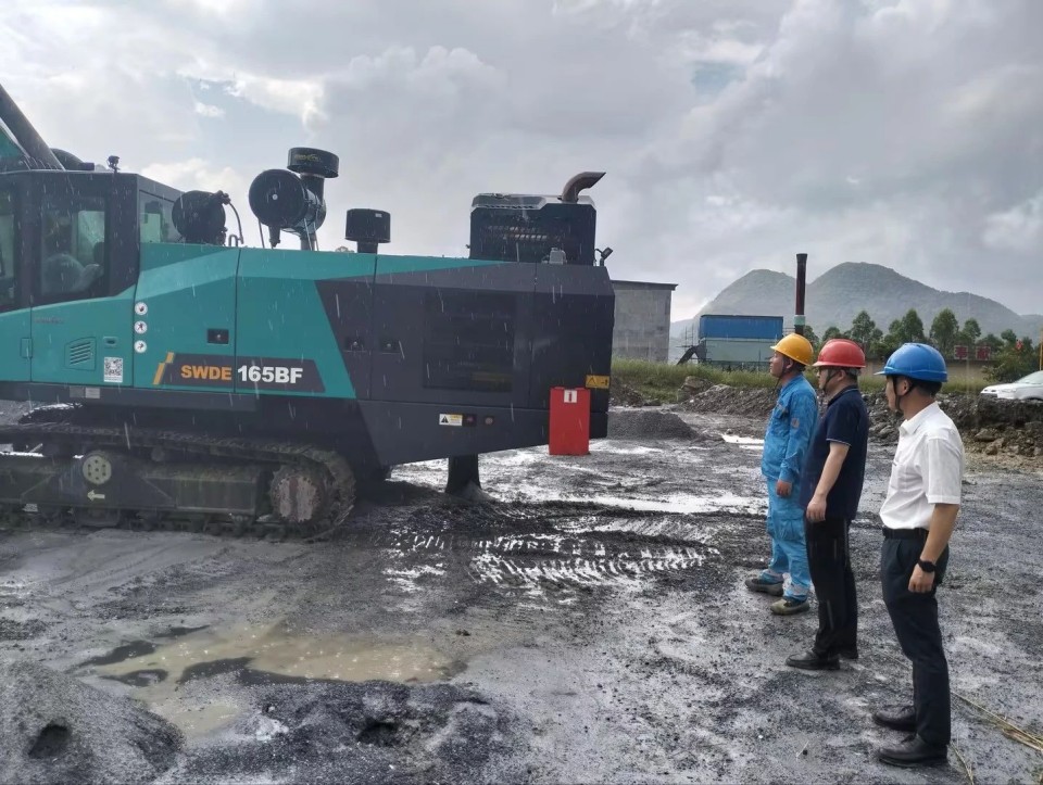 跨越龙8头号玩家万里 智启效劳新程——龙8头号玩家矿岩“效劳万里行”活动走进海螺水泥