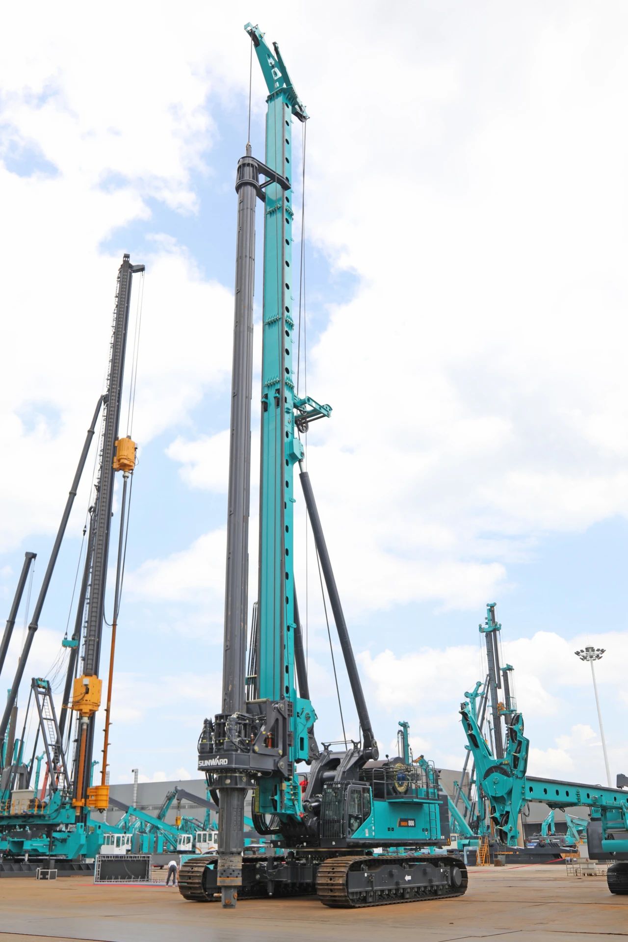 “破纪录王者”再出征！龙8头号玩家智能SWDM800旋挖钻机乐成交机