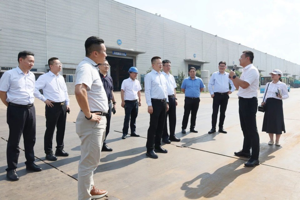 共商相助，，，，，，，建华控股有限公司董事长汪贵华到访龙8头号玩家智能