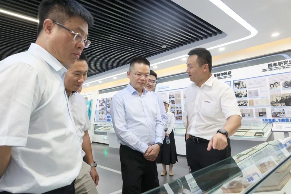 共商相助，，，，，，，建华控股有限公司董事长汪贵华到访龙8头号玩家智能