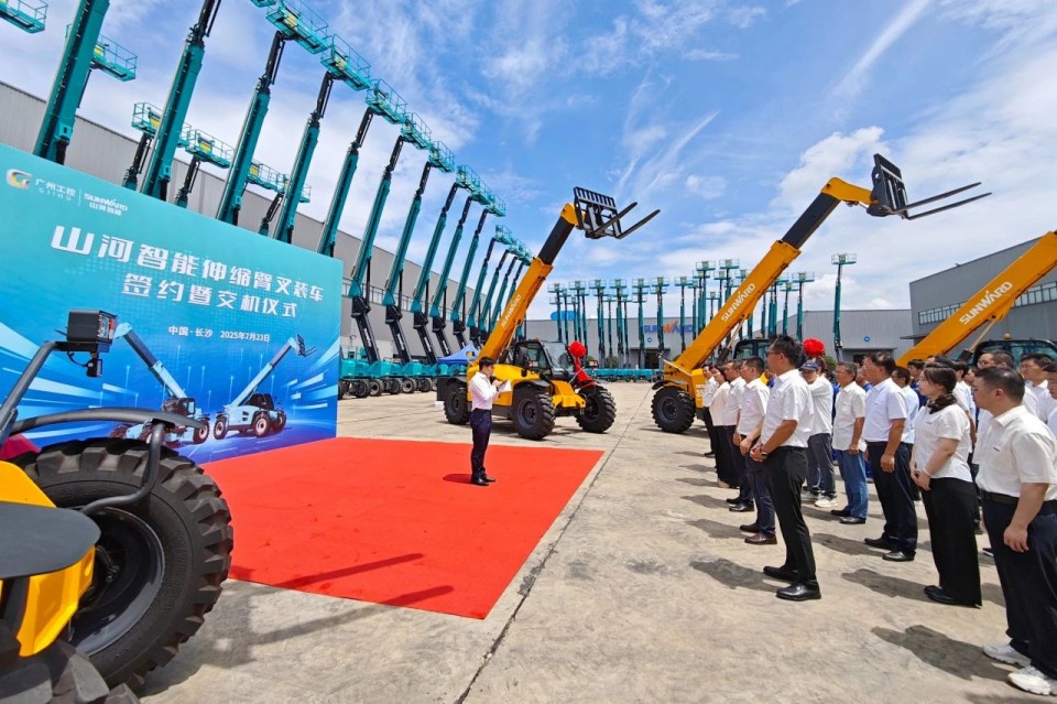 龙8头号玩家智能伸缩臂叉装车批量交付，，，，，，，即将奔赴新一线