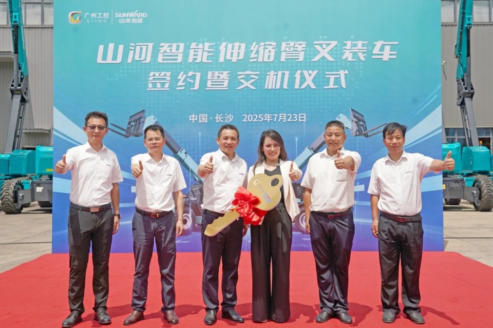 龙8头号玩家智能伸缩臂叉装车批量交付，，，，，，，即将奔赴新一线