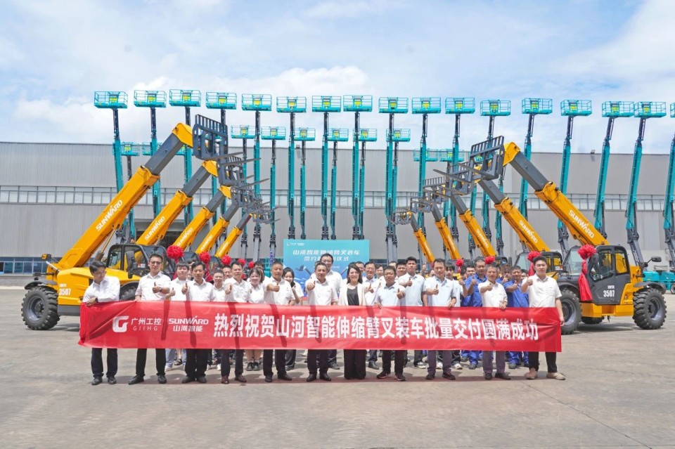 龙8头号玩家智能伸缩臂叉装车批量交付，，，，，，，即将奔赴新一线