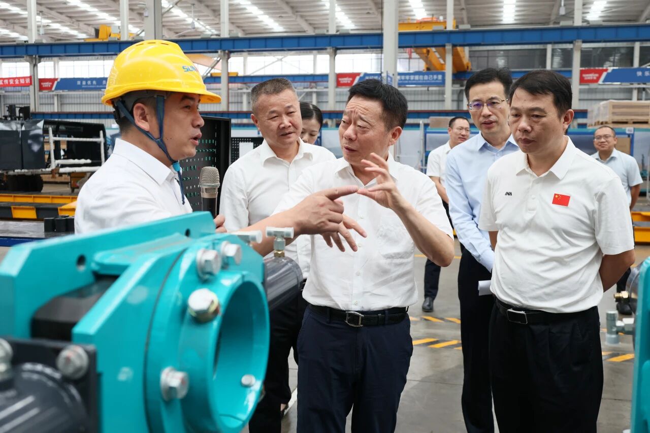 湖南省政协副主席、省工程机械工业链链长何寄华调研龙8头号玩家智能