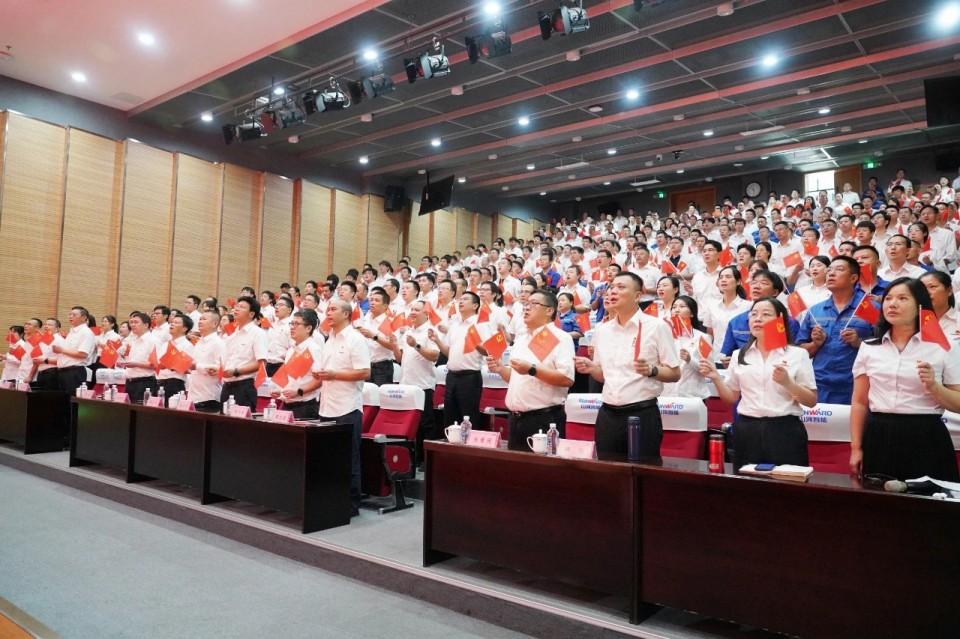 龙8头号玩家智能组织集中收看纪念中国人民抗日战争暨天下反法西斯战争胜利80周年大会