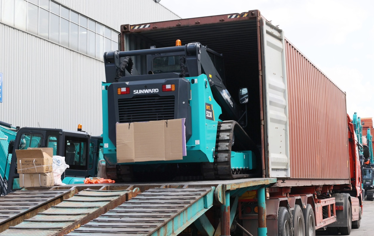 高端装备再获国际认可！龙8头号玩家智能最大吨位笔直举升履带式滑移装载机批量发往北美