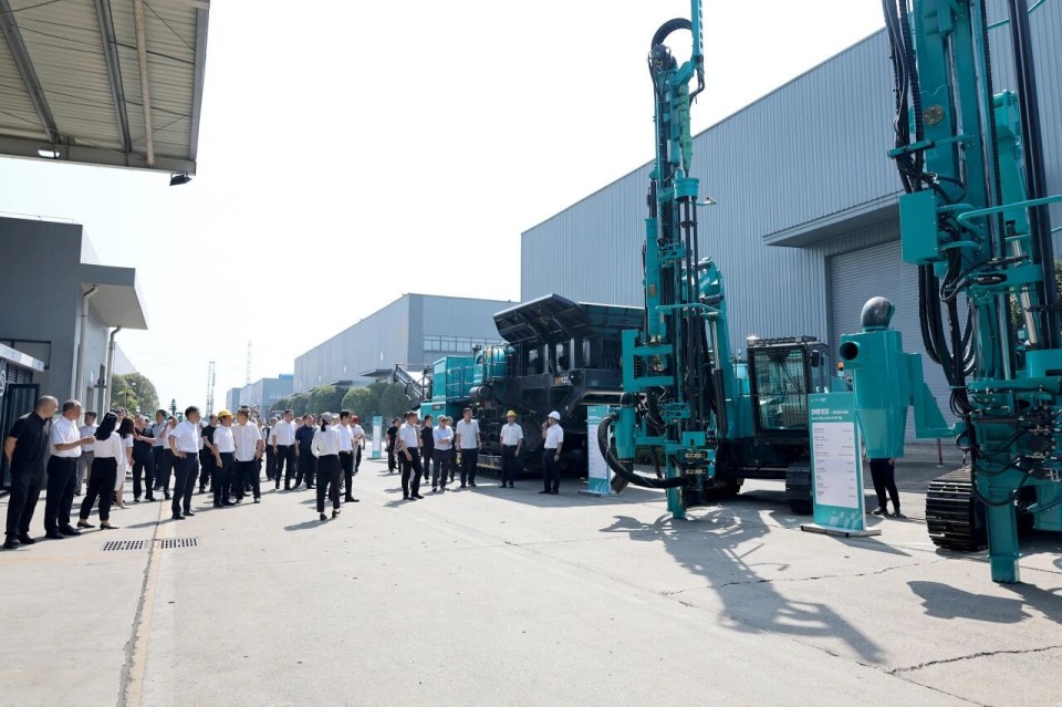 斜井开挖钻护一体化妆备乐成下线，，，，，，，，实现地下工程装备重大突破