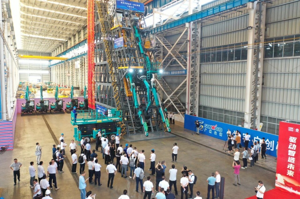 斜井开挖钻护一体化妆备乐成下线，，，，，，，，实现地下工程装备重大突破