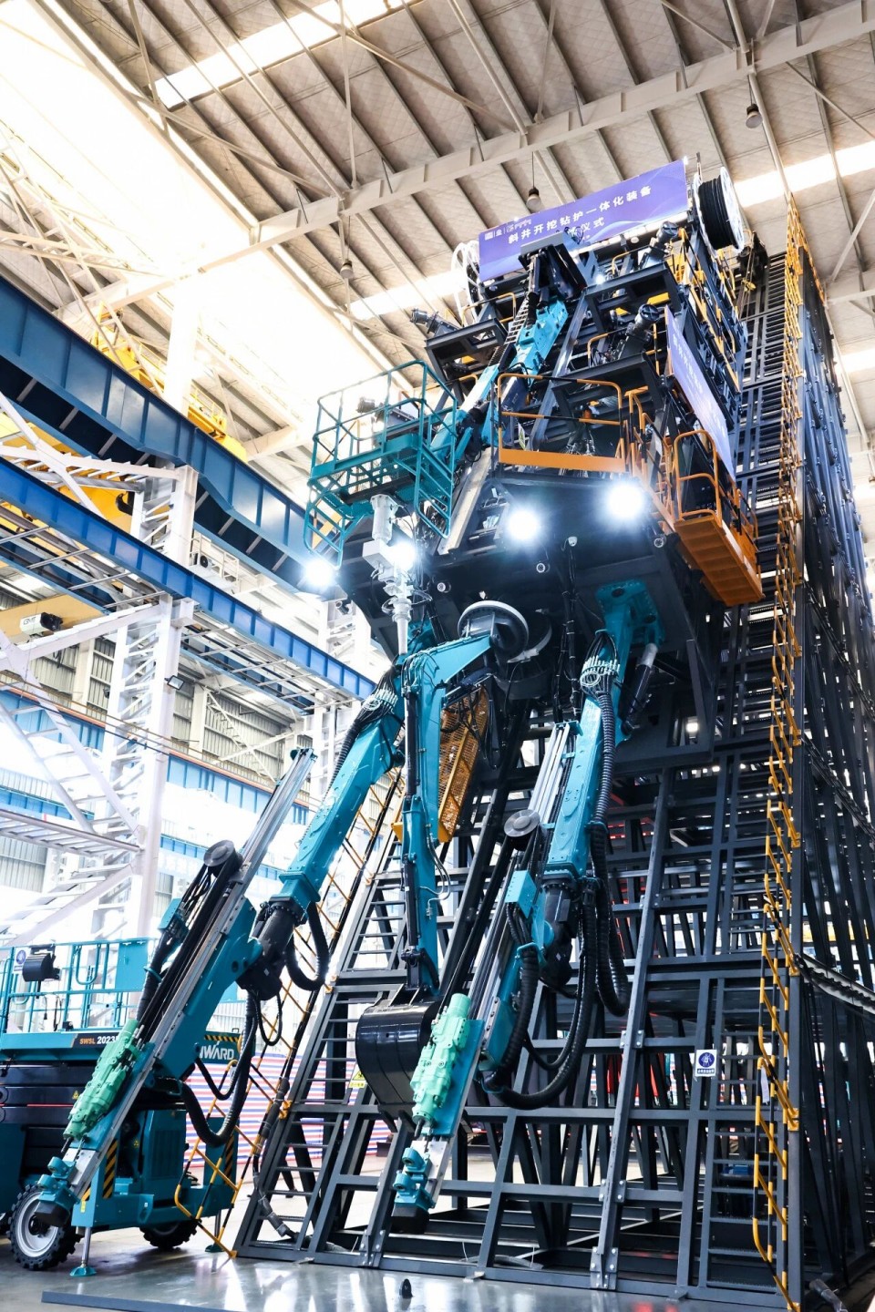 斜井开挖钻护一体化妆备乐成下线，，，，，，，，实现地下工程装备重大突破
