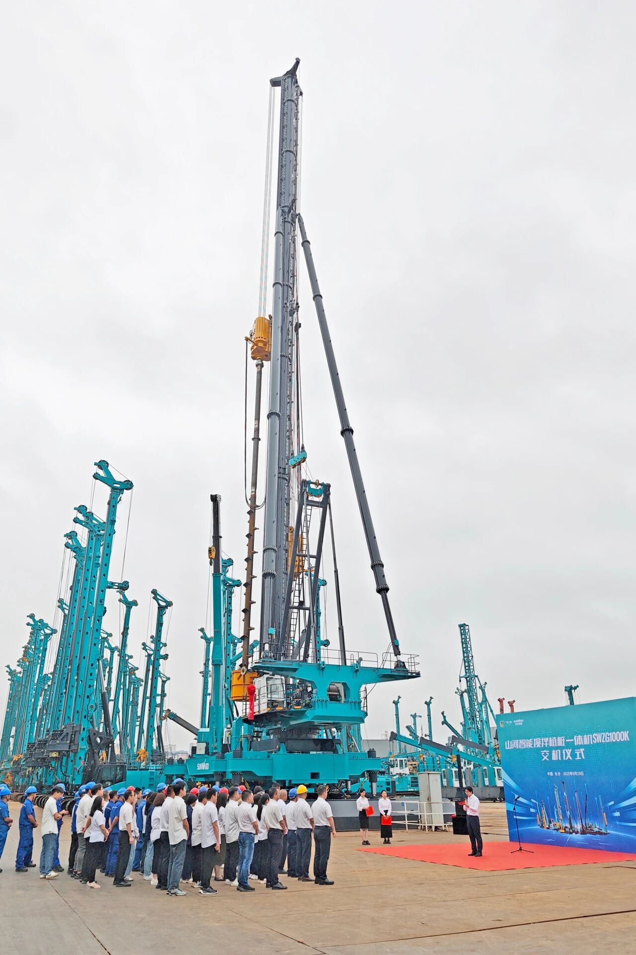 破局深基施工！龙8头号玩家智能搅拌中掘植桩一体机重磅交付