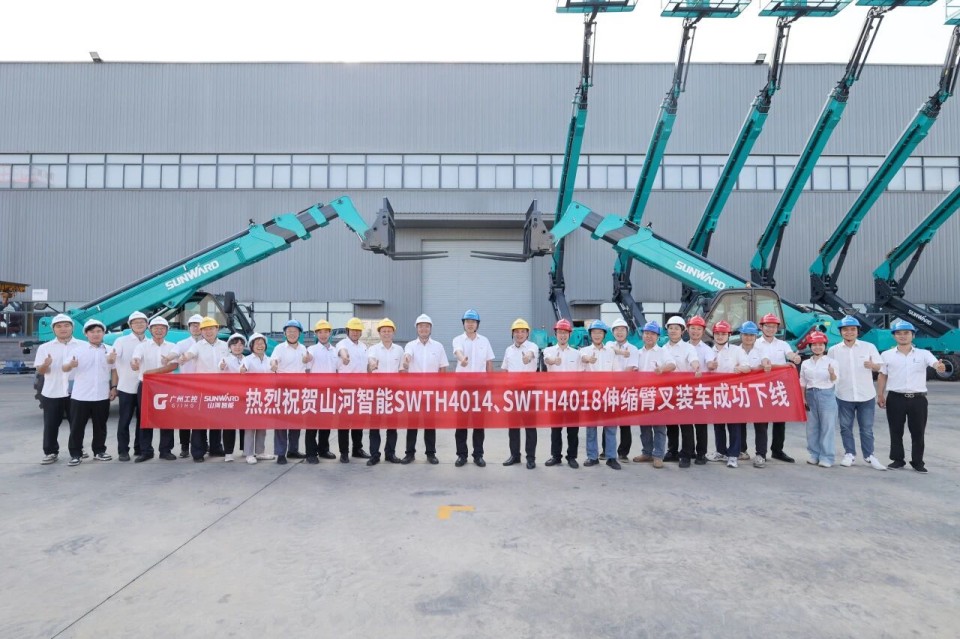 高端机型“双箭齐发”！龙8头号玩家智能两款伸缩臂叉装车乐成下线