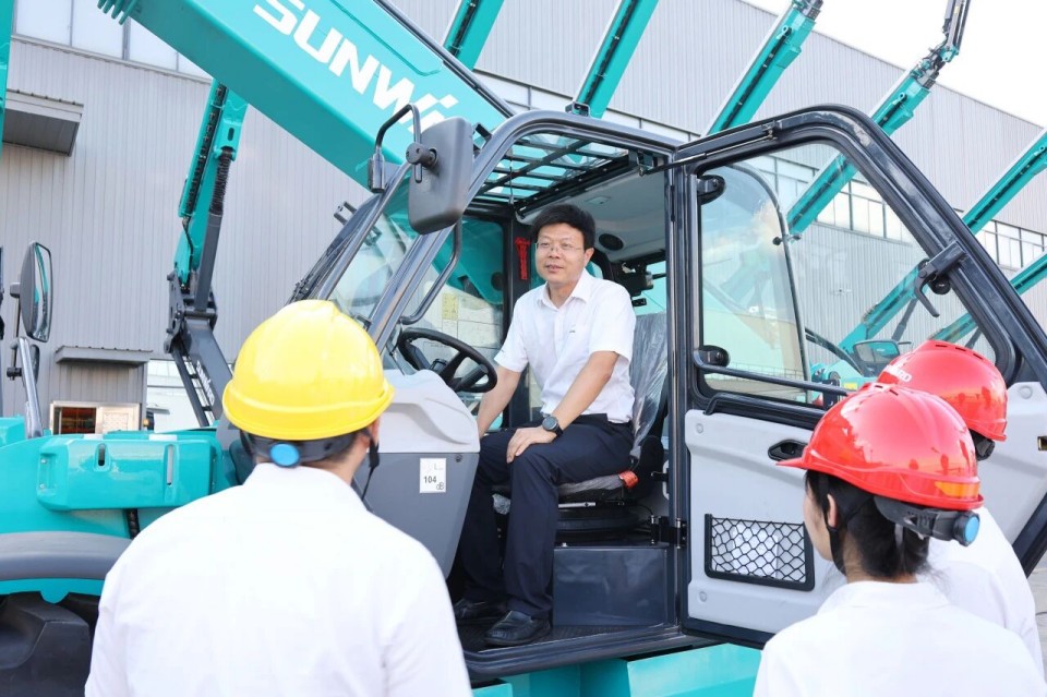 高端机型“双箭齐发”！龙8头号玩家智能两款伸缩臂叉装车乐成下线