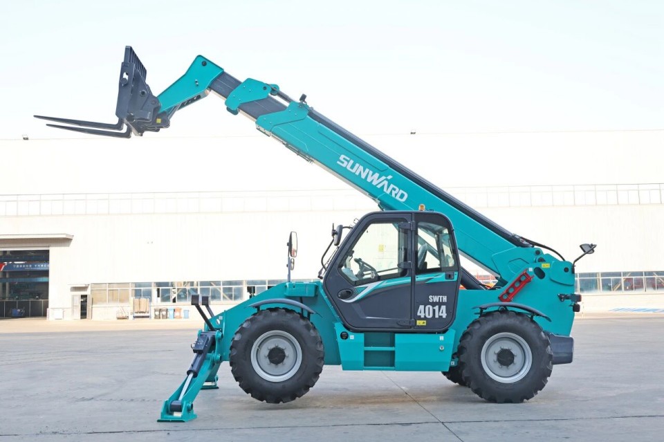 高端机型“双箭齐发”！龙8头号玩家智能两款伸缩臂叉装车乐成下线