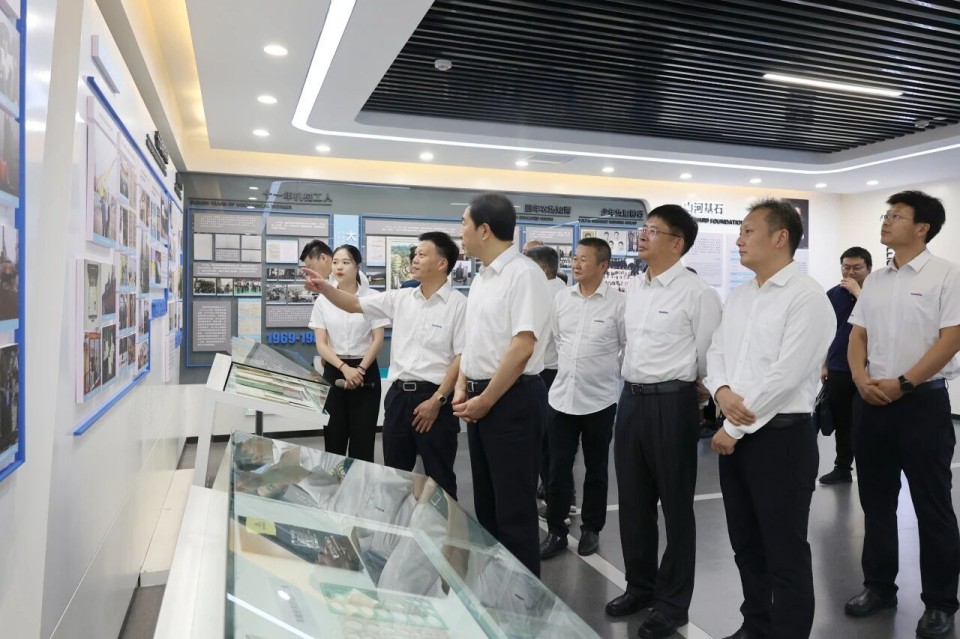 中国煤炭地质总局局长马刚到访龙8头号玩家智能，，，，，，同谋绿色智能矿山装备生长新路径