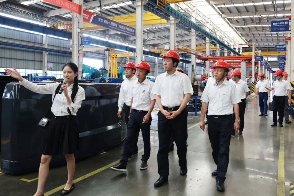 中国煤炭地质总局局长马刚到访龙8头号玩家智能，，，，，，同谋绿色智能矿山装备生长新路径