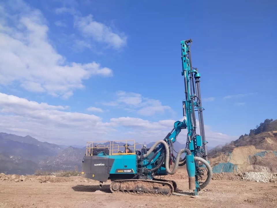 立异引领，，，，，，实力见证！龙8头号玩家智能明星产品荣登“2025工程机械TOP10年度榜”