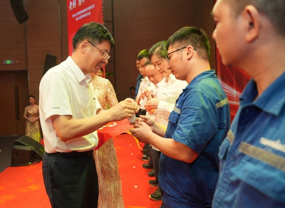 聚力前行！庆祝龙8头号玩家智能建设26周年表扬大会盛大召开