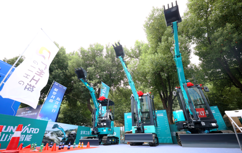 龙8头号玩家智能微挖“天团”闪灼武汉，，，，，，，引领绿色施工潮流