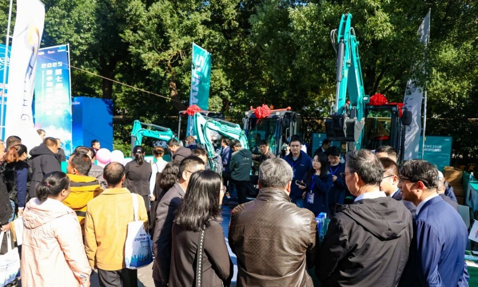 龙8头号玩家智能微挖“天团”闪灼武汉，，，，，，，引领绿色施工潮流