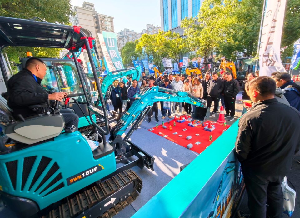 龙8头号玩家智能微挖“天团”闪灼武汉，，，，，，，引领绿色施工潮流