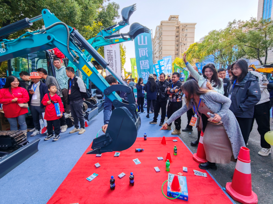 龙8头号玩家智能微挖“天团”闪灼武汉，，，，，，，引领绿色施工潮流