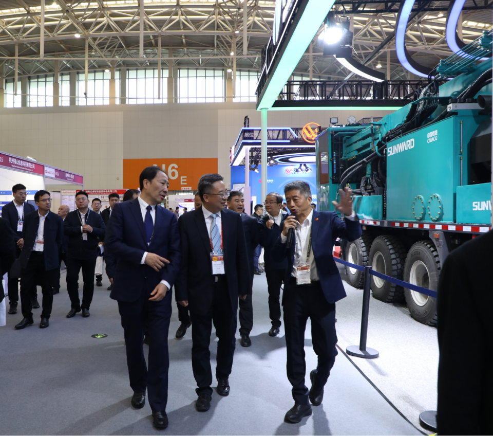 龙8头号玩家智能携手“战略相助同伴”中国煤炭地质总局精彩亮相2025中国国际矿业大会