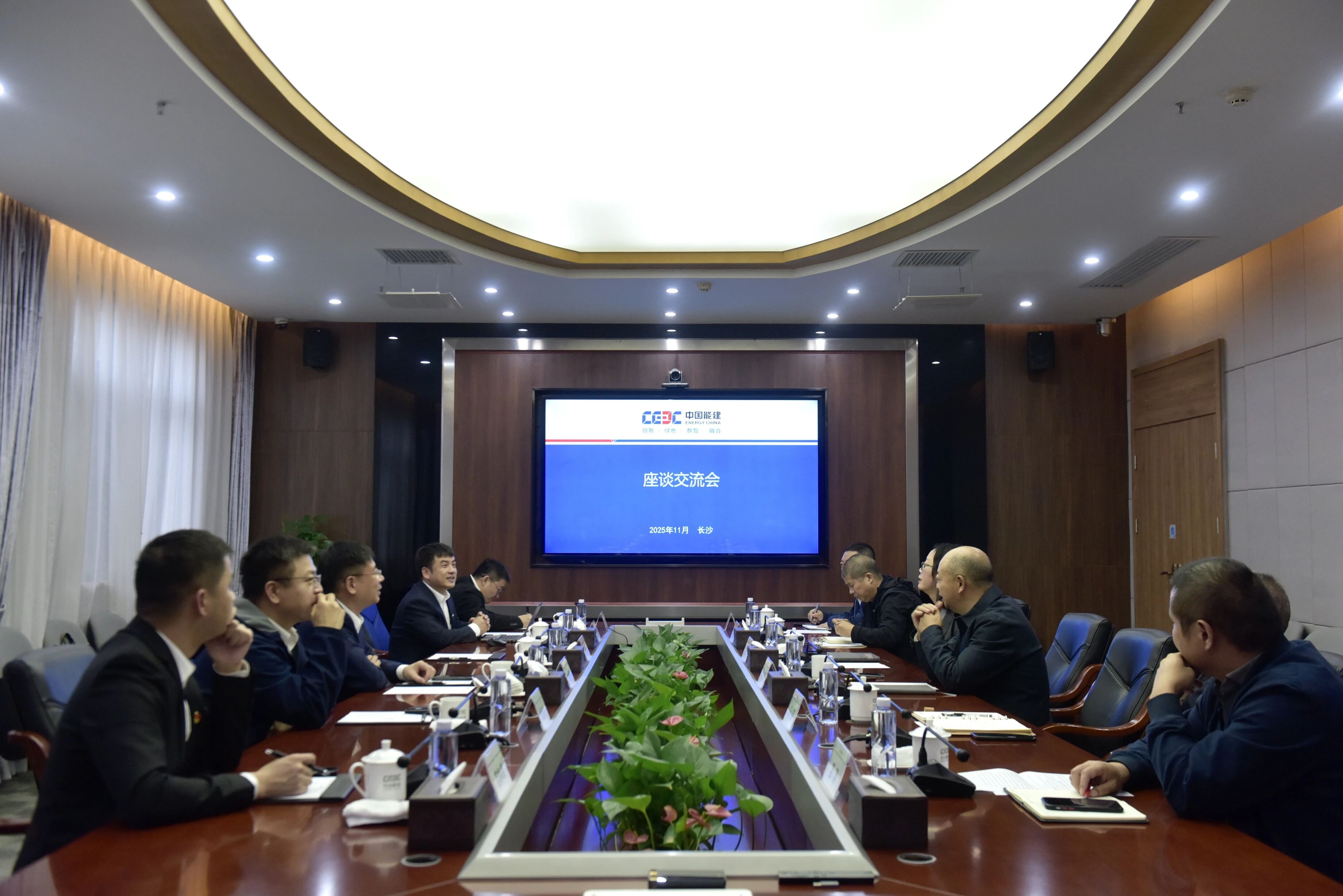 龙8头号玩家智能与易普力开展座谈交流，，，，，，谱写互利共赢新篇章