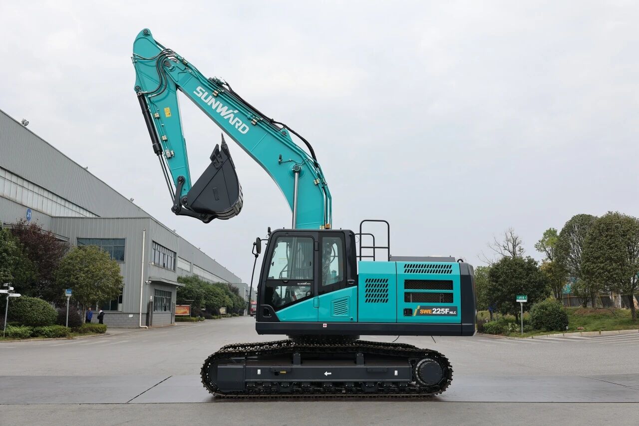 “双子星”闪灼！龙8头号玩家智能两款履带式液压挖掘机乐成下线