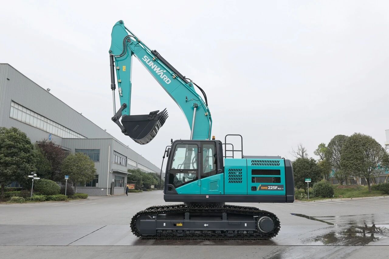 “双子星”闪灼！龙8头号玩家智能两款履带式液压挖掘机乐成下线